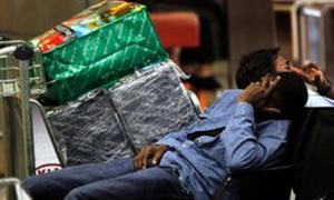 Через снігопади в Європі люди ночують в аеропортах