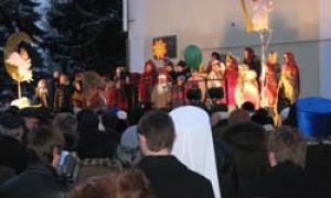 На Театральному майдані засвітили головну ялинку міста