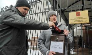 Українці подарували Володимиру Путіну таблетку від історичного склерозу