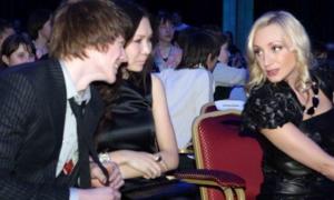 Внук Примадонни вийшов у люди з нареченою Аїдою