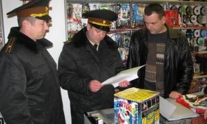 Рятувальники перевіряють торговців піротехнікою