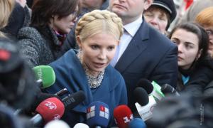 Юлія Тимошенко перед допитом в ГПУ дарувала всім подарунки
