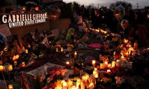 Після стрілянини в Аризоні американський конгресмен знаходиться у комі. У США — день жалоби