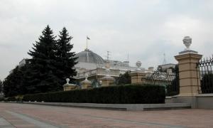Бомбу в парламенті не знайшли