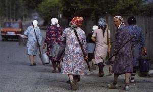 Пенсії працюючих держслужбовців-пенсіонерів уріжуть вдвічі