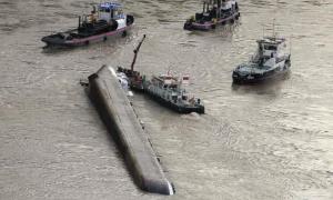 У Німеччині затонув танкер з сірчаною кислотою. Фото