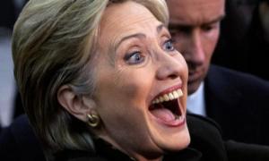 Гілларі Клінтон невдало «залетіла» у літак. ВІДЕО