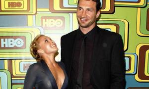 Подружка Володимира Кличка розгулювала з наліпками на грудях. ФОТО