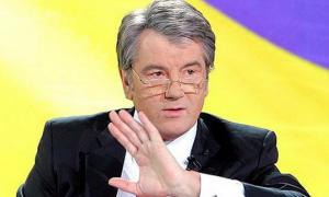 Віктора Ющенка біля Генпрокуратури «привітали» образливими плакатами