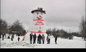 Латвійці виліпити 8-метрового сніговика з оглядовим майданчиком