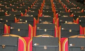 Депутатам хочуть урізати зарплати і забрати безплатні квартири