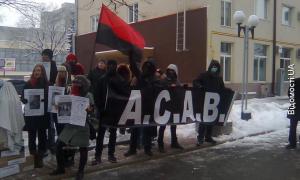 Депутат Луцькради допомагав відрізати голову «пам’ятнику» Сталіну. ФОТО