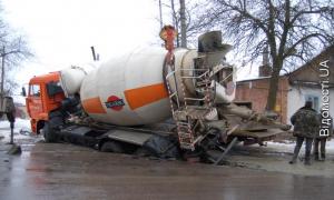 У Луцьку провалився «КамАЗ» з бетоном. ФОТО