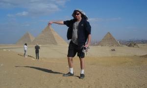 Піраміди в Гізі оточили танки