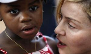 Родичі всиновленої Мадонною дівчинки збираються відсудити її і повернути у Малаві