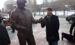 Фанати серіалу «Щасливі разом» встановили монумент Гені Букіну. ФОТО