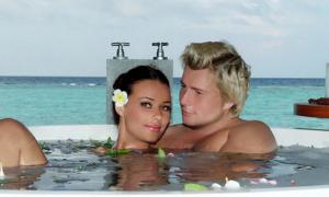 Микола Басков відпочив з Оксаною Федоровою на Мальдівах