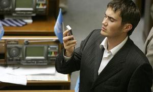 Син Віктора Януковича на додачу до зарплати взяв ще й матеріальну допомогу