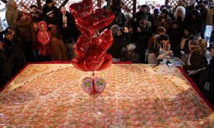 У Севастополі спекли 240-кілограмову валентинку