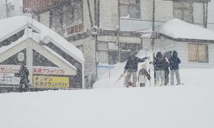 Японію засипає снігом 