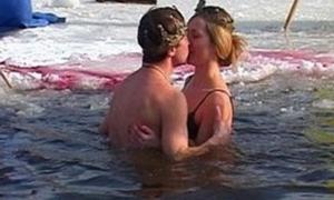 У Дніпропетровську закохані «моржі» вінчалася в ополонці