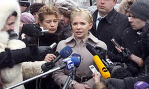 Юлія Тимошенко хоче судитися з Миколою Азаровим через банки