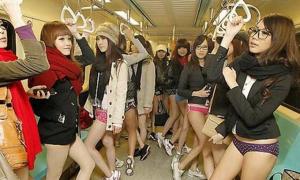 Жительки Тайваню провели флешмоб «У метро без штанів»