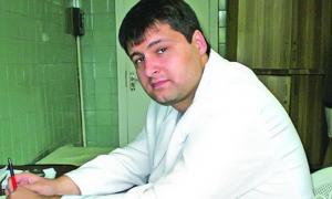 Лікаря, який вивіз хворих на кладовище, взяли під варту	