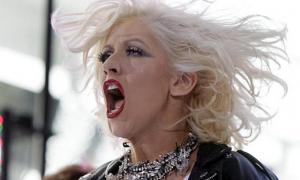 Крістіна Агілера перетворюється на алкоголіка?