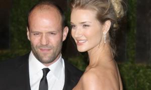 «Перевізник» Стетхем одружується з моделлю нижньої білизни