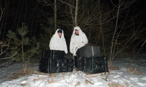 На кордоні знайшли «нічийні» 10 ящиків сигарет