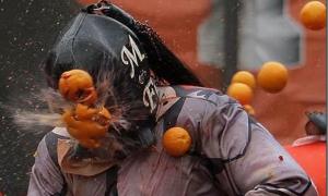 Італійці вийшли на щорічну апельсинову битву. ВІДЕО