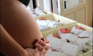 Щоб покращити демографію, українки мають народжувати три дитини