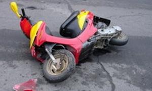 Автобус збив скутериста