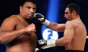 Віталій Кличко і Одланьєр Соліс прилетіли у Кельн готуватися до бою