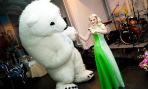 Міка Ньютон на день народження отримала автомобіль і триметрового білого ведмедя