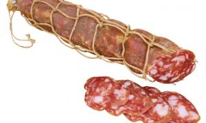 Лабораторні дослідження показали, що сардельки і ковбаса «нестандартні»
