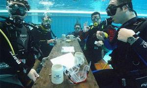 Дайвери 36 годин грали в карти під водою