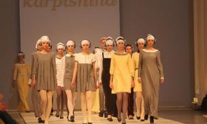 Дизайнер Міки Ньютон одягла на свої моделі навушники KOSS