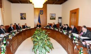 Азаров пригрозив надавати по шапці всім, хто створюватиме підприємцям перешкоди