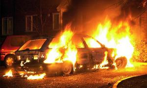 В Ужгороді у дворі підпали дві машини