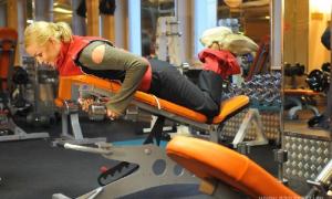 Волочкова гантелями підкачує груди