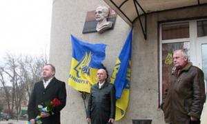 У Луцьку поклали квіти до меморіальної дошки В’ячеславу Чорноволу