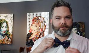 Художник викладає портрети зірок із відходів