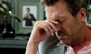 Х’ю Лорі переживає, що не виправдав сподівань свого батька-лікаря