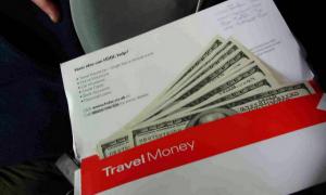Турист із Великобританії ховав у тайниках позашляховика $5000