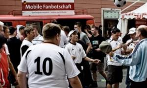 До Євро у фан-посольствах працюватимуть досвідчені українські вболівальники