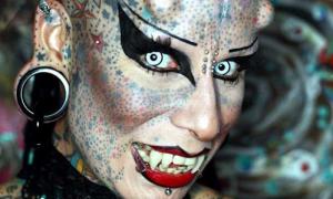 Мати чотирьох дітей зробила з себе вампіра