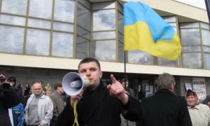 У Луцьку націоналісти закидали комуністів яйцями