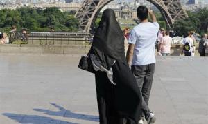 Французи почали арештовувати мусульманок у паранджі